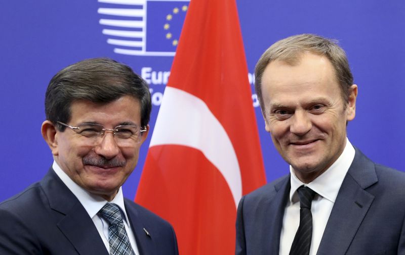 © Reuters. تركيا والاتحاد الاوروبي يهونان من خلافاتهما مع زيارة داود اوغلو لبروكسل