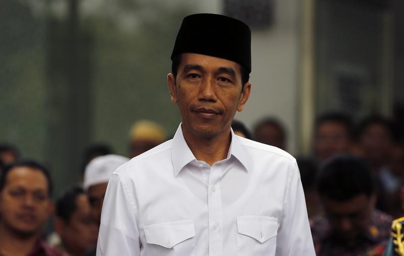 © Reuters. Indonesia's President Joko Widodo walks after Friday prayers at the Presidential palace in Jakarta