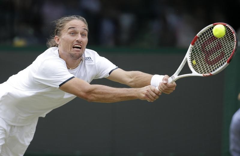 © Reuters. Alexandr Dolgopolov of Ukraine hits a return against Grigor Dimitrov of Bulgaria during their men's singles tennis match on Court 1 at the Wimbledon Tennis Championships in London 