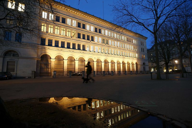 © Reuters. Las bolsas europeas abren a la baja, presionadas por el descenso en Zúrich 