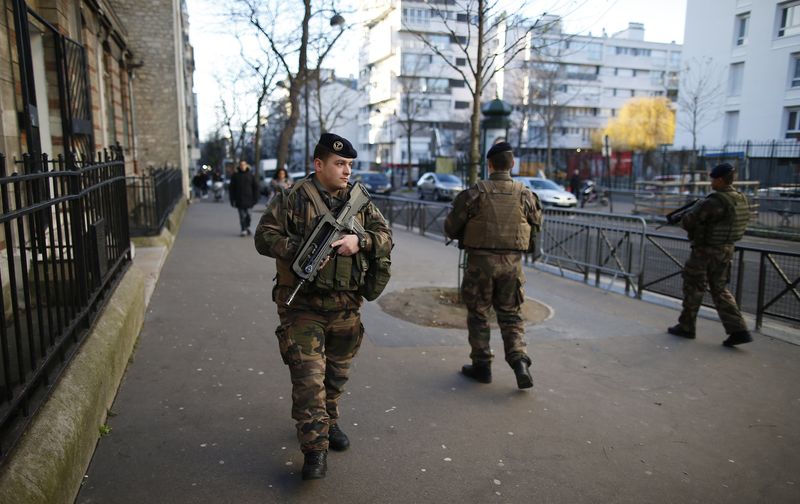 © Reuters. Francia arresta a 12 personas en relación con los ataques de París 