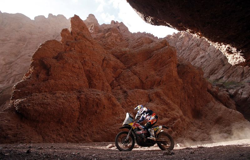 © Reuters. Al-Attiyah y Coma se afianzan en coches y motos del Dakar