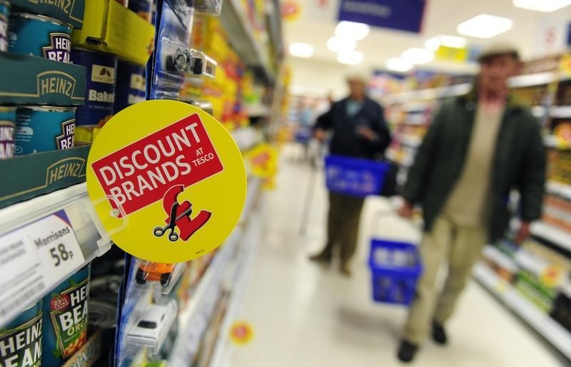 © Reuters. Customers shop for groceries at a Tesco's supermarket in Maltby