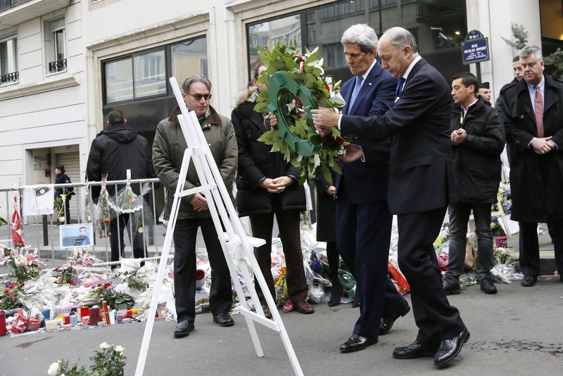 © Reuters. Secretário de Estado dos EUA, John Kerry, e chanceler francês, Laurent Fabius, visitam memorial a vítimas do Charlie Hebdo, em Paris