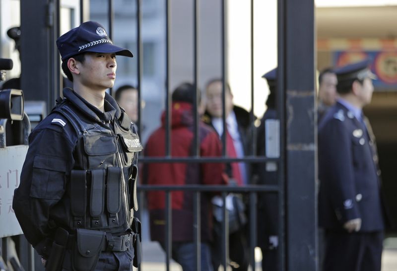 © Reuters. Policial na entrada de corte em Pequim antes de audiência de Jaycee Chan