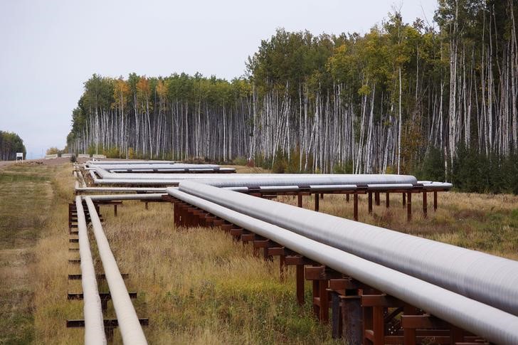 © Reuters. Нефтепровод у месторождения в Канаде