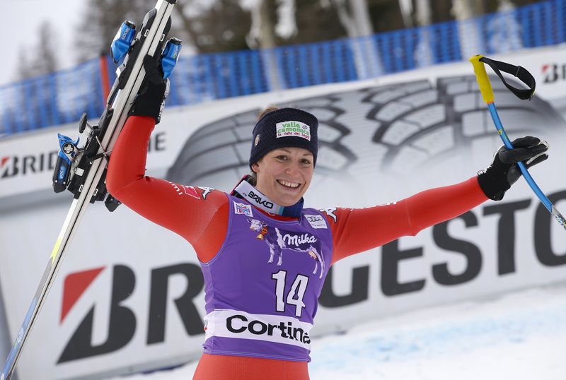 © Reuters. Fanchini of Italy celebrates after winning the ladies' World Cup Downhill skiing race in Cortina D'Ampezzo