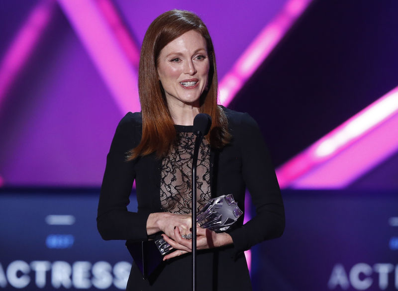 © Reuters. Julianne Moore recebe prêmio da crítica dos EUA por sua atuação em "Para Sempre Alice", em Los Angeles