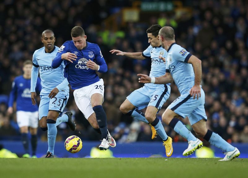 © Reuters. Everton's Ross Barkley is challenged by Manchester City players during their English Premier League soccer match at Goodison Park in Liverpool