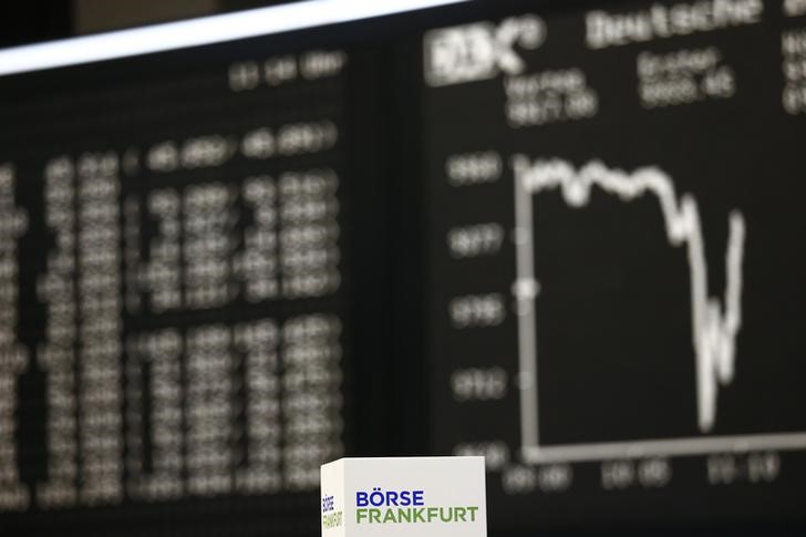 © Reuters. Коробка с надписью "Франкфуртская фондовая биржа" на фоне графика динамики индекса DAX 