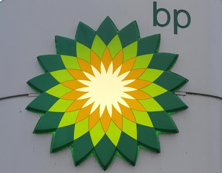© Reuters. Logotipo da BP em posto de combustíveis em St. Petersburg. 31/10/2014