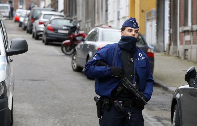 © Reuters. Policial belga em rua no centro da cidade de Verviers