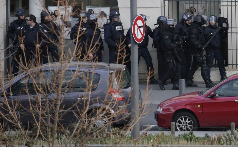 © Reuters. Policiais franceses em área perto de agência dos correios em Colombes, perto de Paris