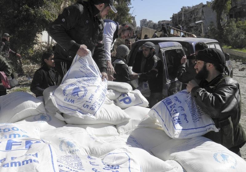 © Reuters. الأمم المتحدة: مساعدات غذائية تصل لحي محاصر في حمص بعد اتفاق محلي