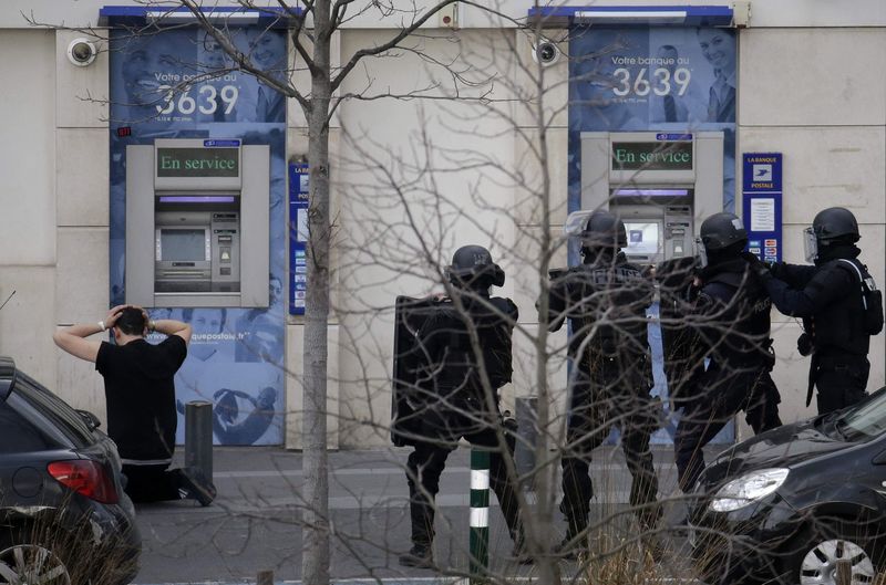 © Reuters. Un hombre armado toma rehenes en oficina de correos cerca de París