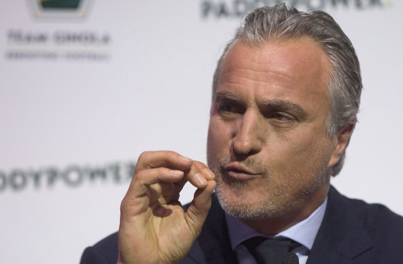 © Reuters. Ex-jogador francês David Ginola em entrevista coletiva em Londres