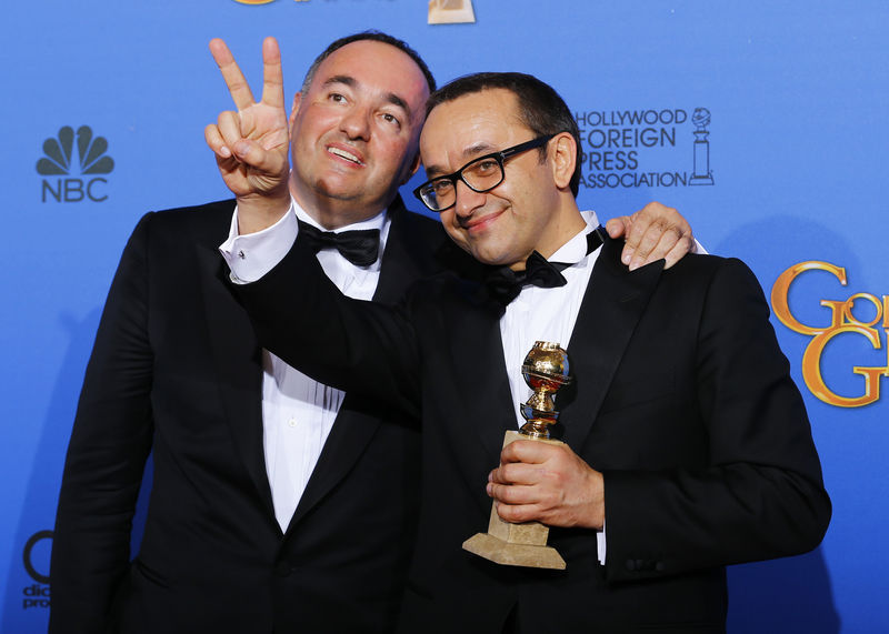 © Reuters. Producer Rodnyansky and director Zvyagintsev pose backstage with their award for Best Foreign Language Film for their film "Leviathan" at the 72nd Golden Globe Awards in Beverly Hills