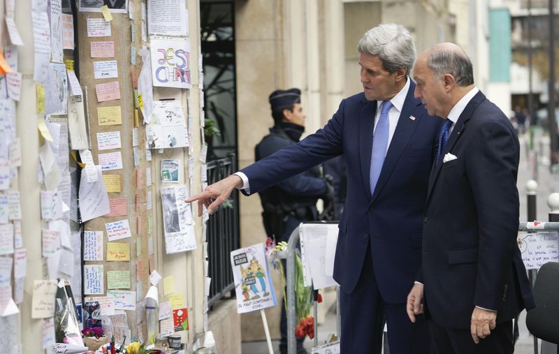 © Reuters. Secretário de Estado dos EUA, John Kerry, e chanceler francês, Laurent Fabius, visitam memorial a vítimas de ataque ao Charlie Hebdo