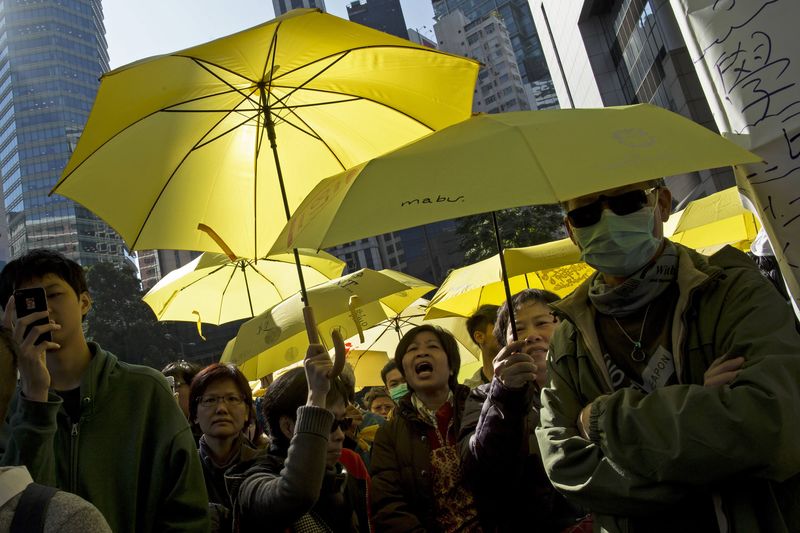 © Reuters. Supporters hold yellow umbrellas as Hong Kong student leaders arrive at the police headquarters in Hong Kong
