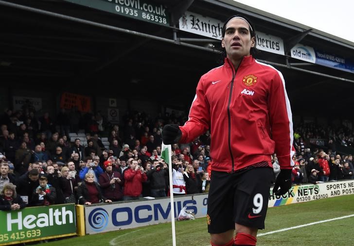 © Reuters. Van Gaal insta a Falcao a demostrar sus cualidades en el Manchester United