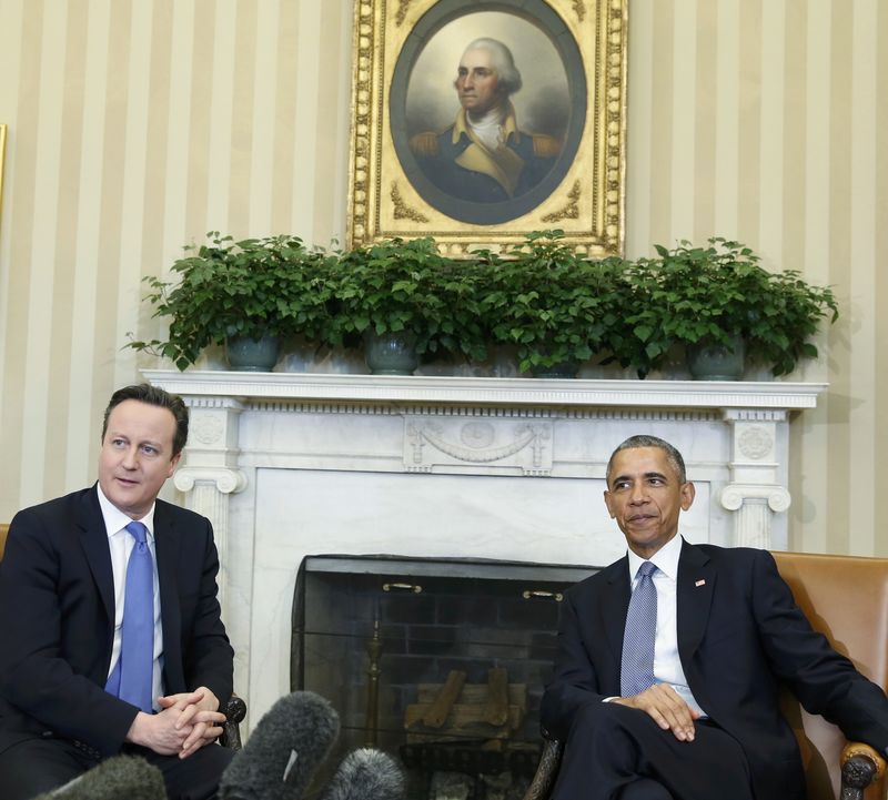 © Reuters. U.S. President Obama and British Prime Minister Cameron meet in the Oval Office of the White House in Washington