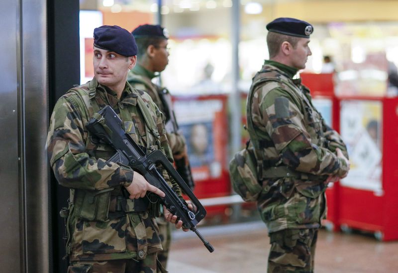 © Reuters. اعتقال العشرات في أوروبا في حملات مداهمة لمن يشتبه أنهم إسلاميون