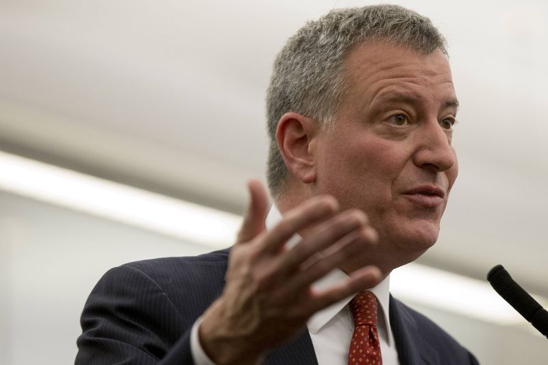 © Reuters. New York City mayor Bill de Blasio speaks during a news conference at the Queens Library in the Queens Borough of New York