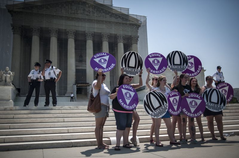 © Reuters. File photo of demonstrators outside the U.S. Supreme Court after two high-profile decisions supporting same-sex marriage were announced in Washington