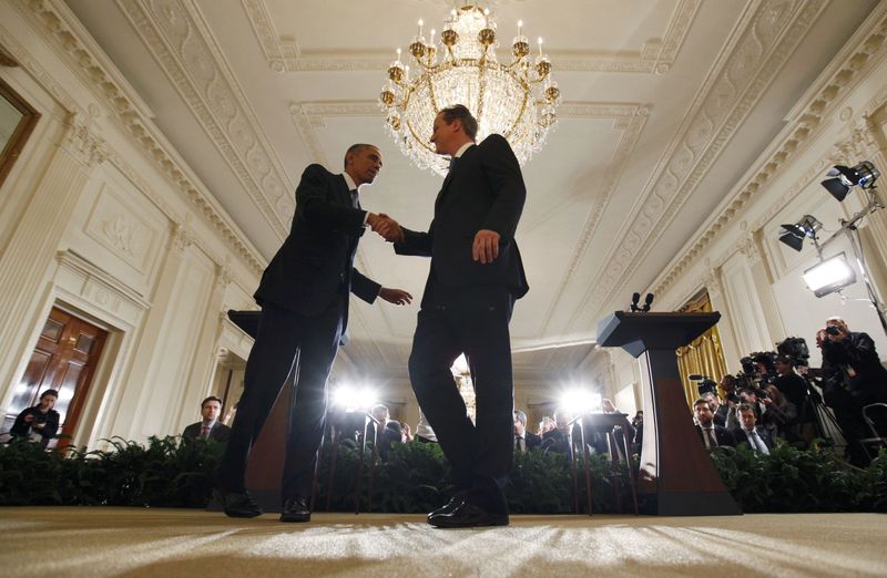 © Reuters. U.S. President Obama greets British Prime Minister David Cameron following joint news conference at the White House in Washington