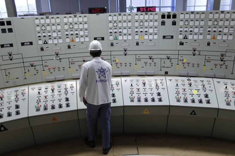 © Reuters. Técnico trabalha no centro de controle da hidroelétrica de Itumbiara 