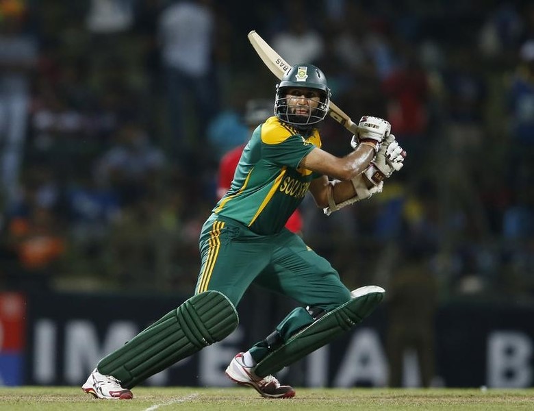 © Reuters. South Africa's Hashim Amla watches his shot during their second ODI cricket match against Sri Lanka in Pallekele