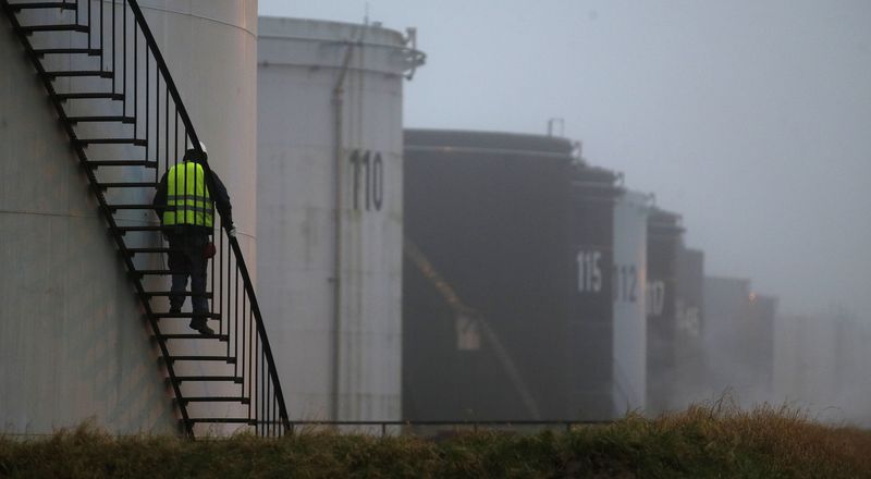 © Reuters. النفط يسجل أول اسبوع من المكاسب في 8 أسابيع مدعوما بتقارير ايجابية