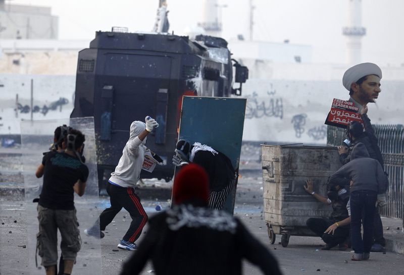 © Reuters. شهود: محتجون يشتبكون مع الشرطة في البحرين وإصابة شخصين على الأقل