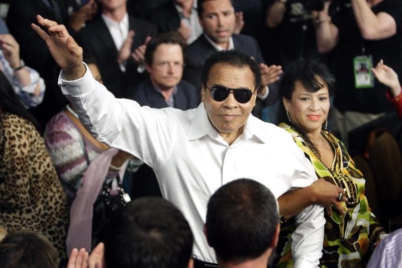 © Reuters. Boxing legend Ali stands with his wife Yolanda as he is introduced at the MGM Grand Garden Arena in Las Vegas