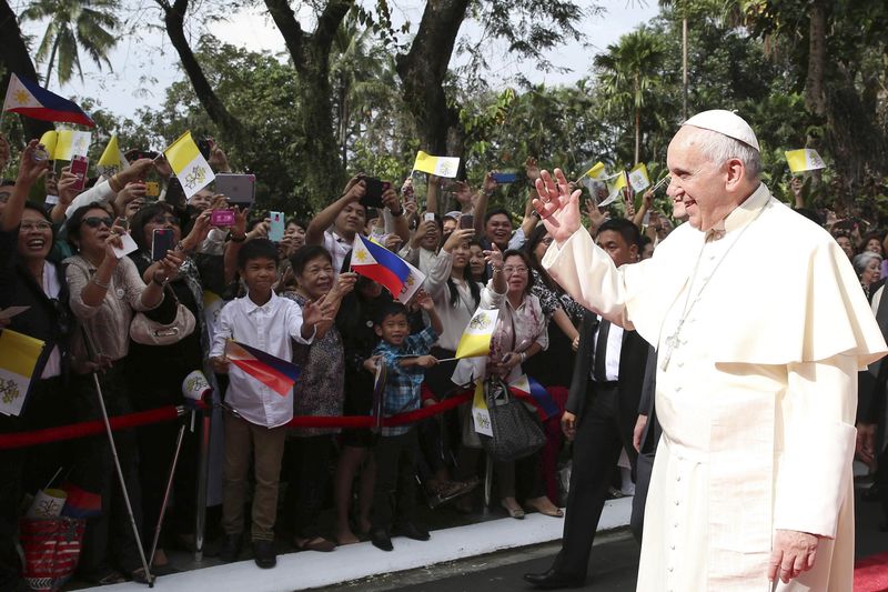 © Reuters. Papa Francisco acena à população no Palácio Malacanang em Manila