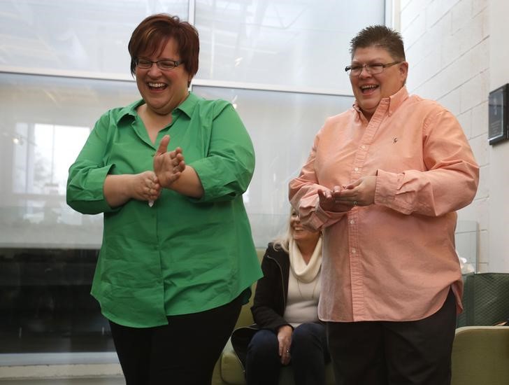 © Reuters. April DeBoer (esquerda) e sua parceira Jayne Rowse concedem entrevista