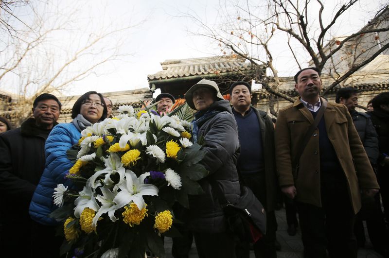 © Reuters. صينيون يحيون ذكرى وفاة زعيم للحزب الشيوعي عارض قمع احتجاجات تيانانمين