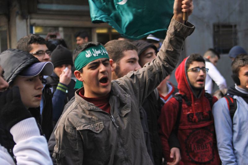 © Reuters. Residents protest against satirical French weekly Charlie Hebdo in Tripoli