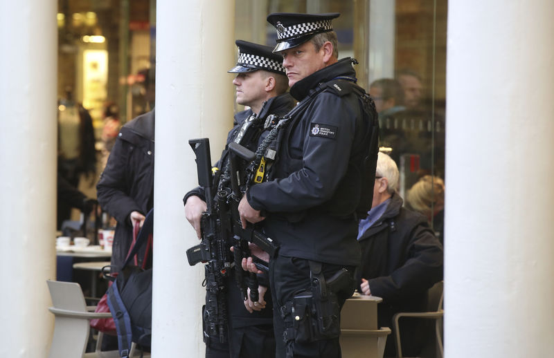 © Reuters. La policía británica detiene a una mujer sospechosa de terrorismo