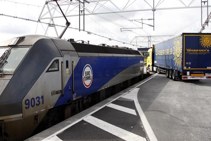 © Reuters. توقف حركة القطارات في نفق بين بريطانيا وفرنسا بسبب دخان