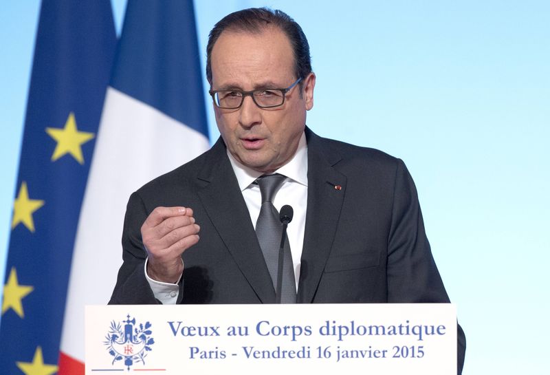 © Reuters. Hollande defiende la libertad de expresión tras manifestaciones anti-Hebdo en el mundo musulmán