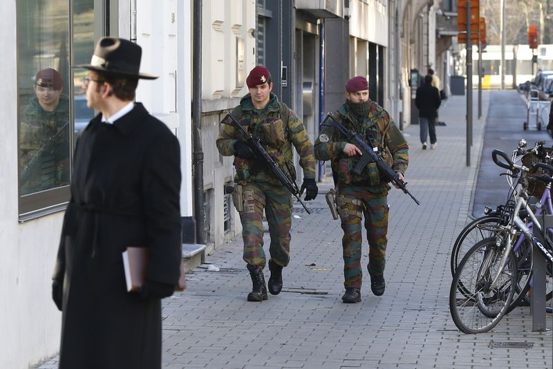 © Reuters. Bélgica despliega cientos de militares en las calles en apoyo a la policía