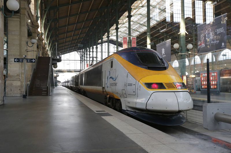 © Reuters. An idle high speed Eurostar train is seen at the Paris Gare du Nord train station after the suspension rail traffic due to smoke coming out of the Channel tunnel