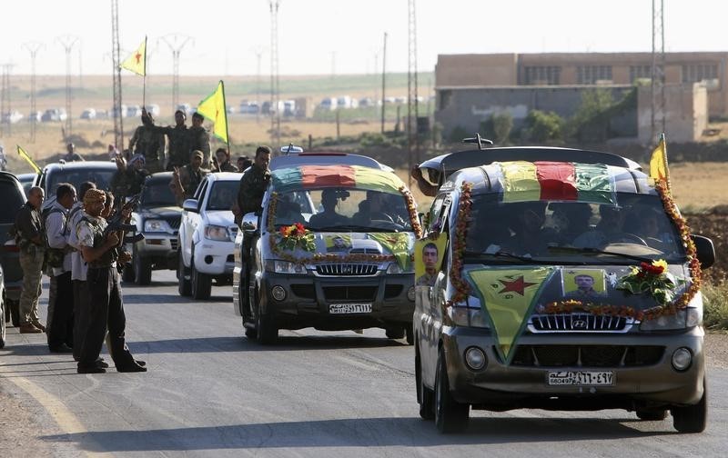 © Reuters. اشتباكات بين الأكراد وقوات الأسد تفتح جبهة جديدة في الحرب في سوريا