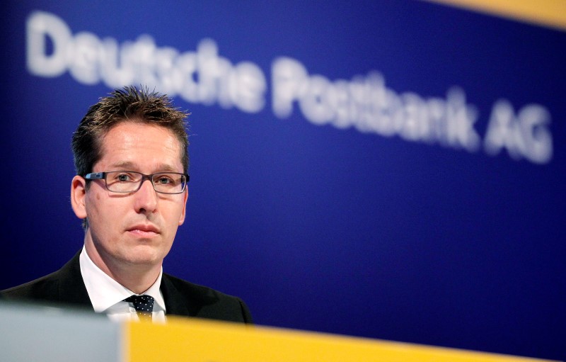 © Reuters. Jefe de Postbank se inclina por que Deutsche Bank venda participación en mercado