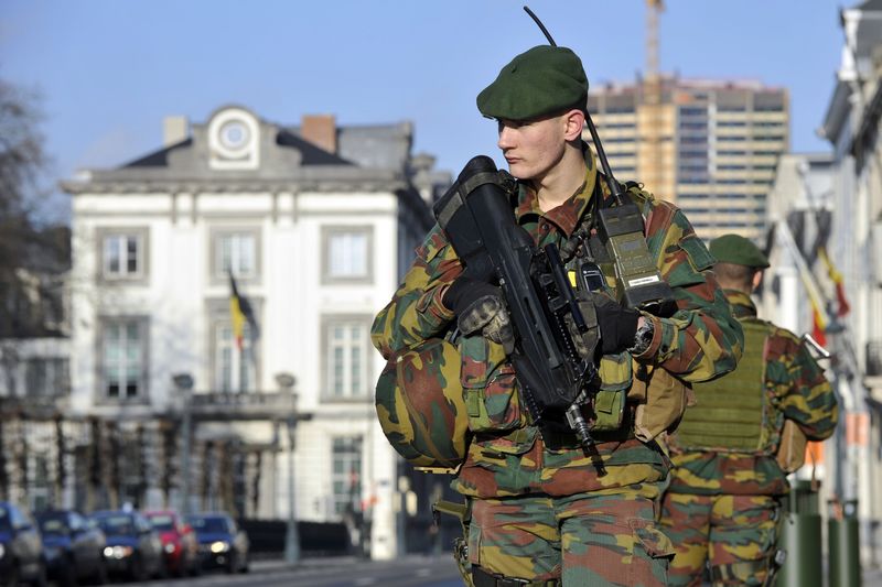 © Reuters. Belgian soldiers guard outside the U.S. Embassy in Brussels, near the Belgian Parliament
