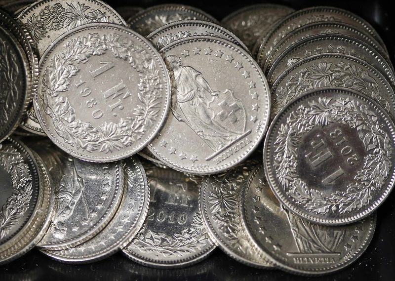 © Reuters. One Swiss franc coins are seen in a cash drawer in this picture illustration in Bern