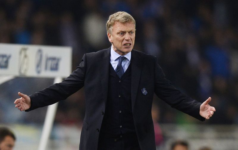 © Reuters. Real Sociedad coach David Moyes reacts during their Spanish first division soccer match against Barcelona at Anoeta stadium in San Sebastian