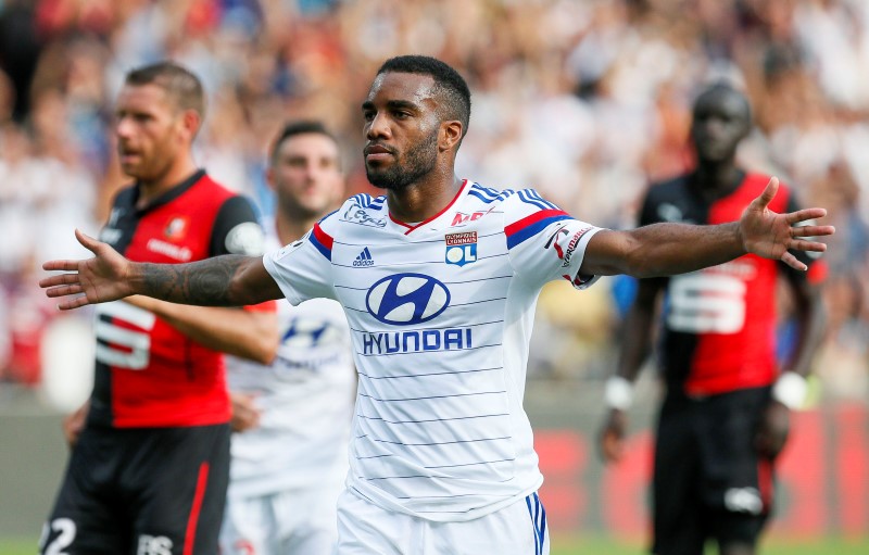 © Reuters. Olympique Lyon's Lacazette reacts after scoring a penalty against Rennes during their French Ligue 1 soccer match at the Gerland stadium in Lyon