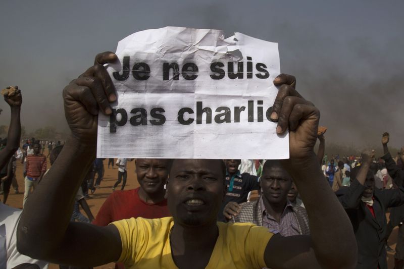 © Reuters. Un hombre sostiene un papel que dice en francés "Yo no soy Charlie" durante una protesta contra la participación del presidente de Níger, Mahamadou Issoufou, en una manifestación en París la semana pasada tras el atentado contra el semanario satírico Charlie Hebdo, en Niamey